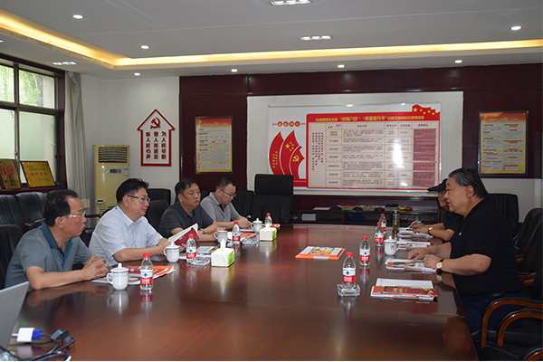 臨汾市市場(chǎng)監(jiān)督管理局局長(zhǎng)、非公企業(yè)黨委書(shū)記張東紅<br>在科海集團(tuán)調(diào)研非公黨建工作